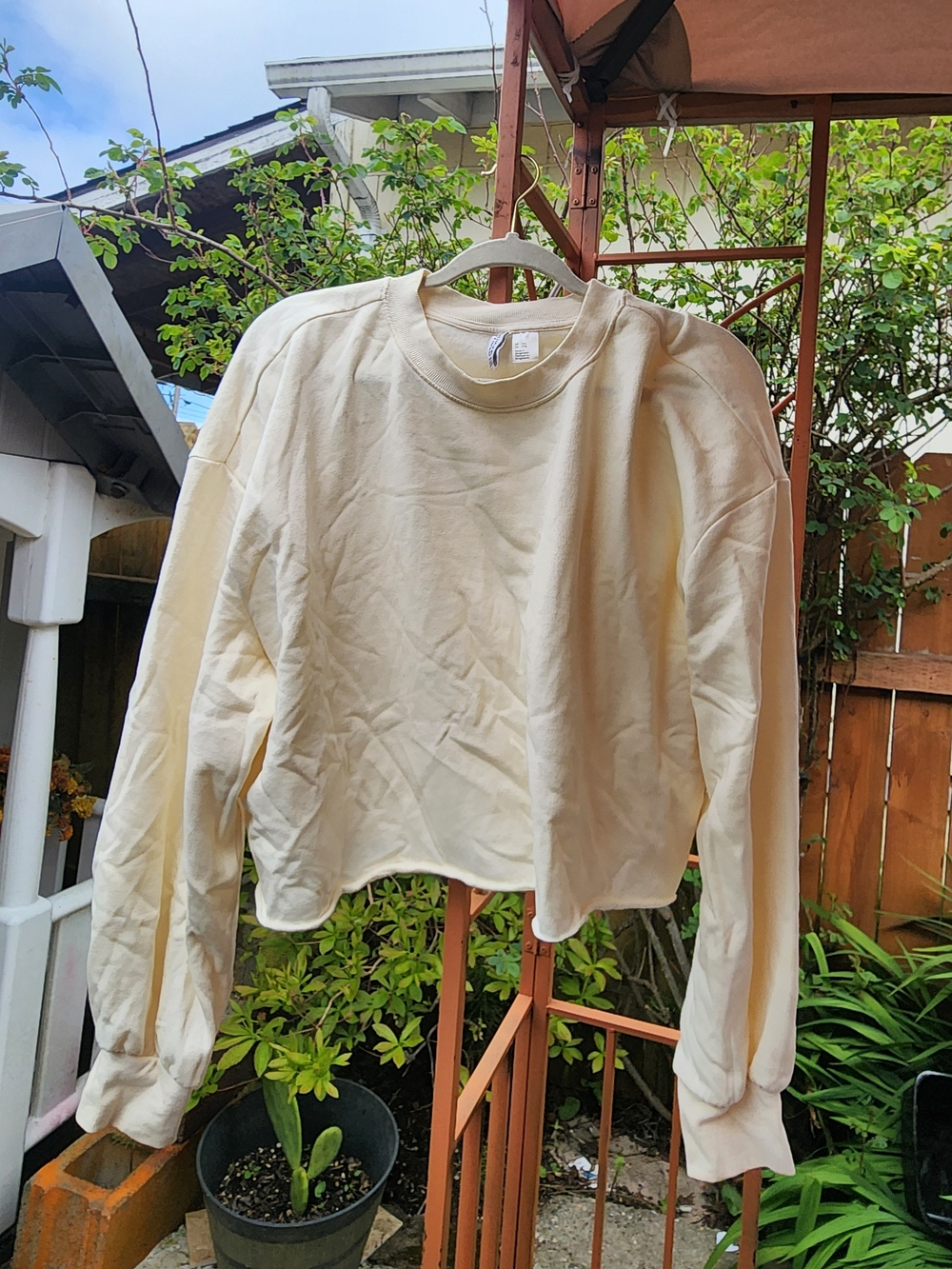 H&M Cream Cropped Crewneck Sweatshirt